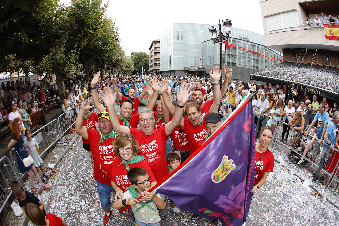 Los peñistas han dinamizado el espectáculo durante cerca de hora y media de recorrido.