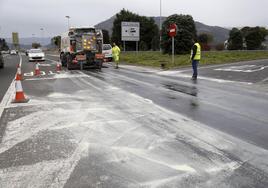 Accidente entre una moto y un coche en el cruce de Colindres, carretera N-629, que une Ramales con Colindres.