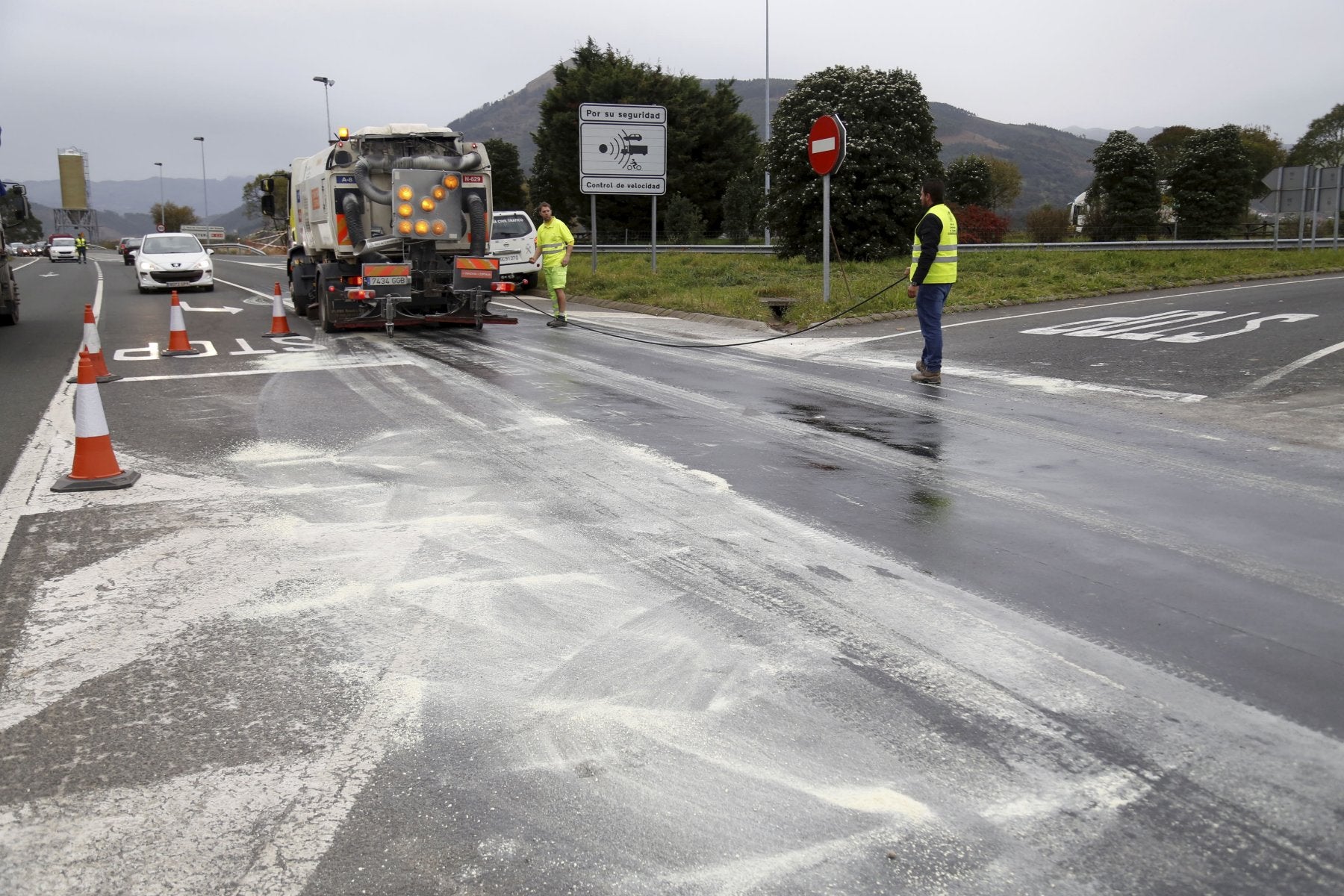 Accidente entre una moto y un coche en el cruce de Colindres, carretera N-629, que une Ramales con Colindres.