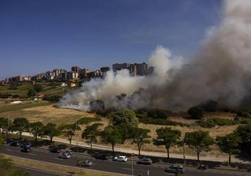 Aparatoso incendio en la vaguada de Las Llamas