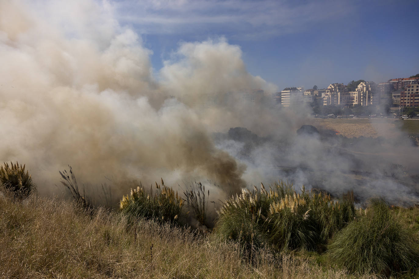 El intenso humo dificultó la visibilidad y la localización de los puntos más complejos