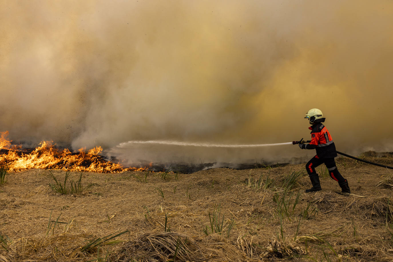 En esta imagen se aprecia bien la densidad del humo. El terreno, muy seco, ha sido un acelerante del incendio