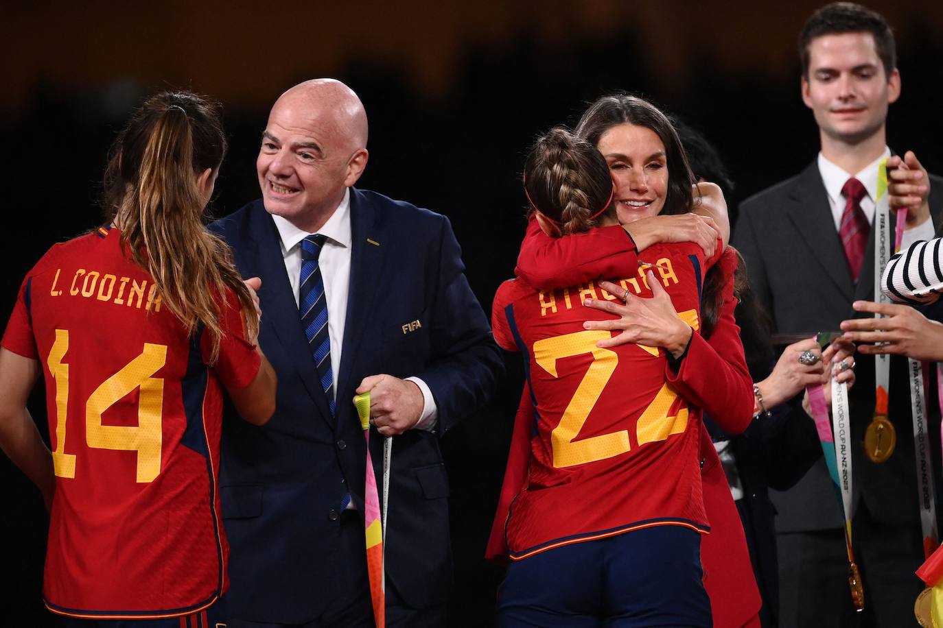 Athenea abraza a la reina Letizia en la entrega de medallas.