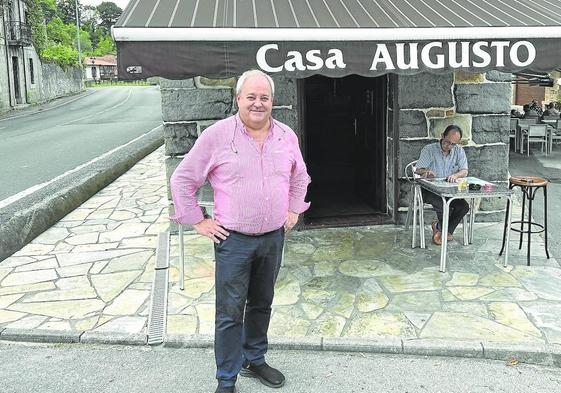 Jesús Calderón, popularmente conocido como Chuchi, delante del restaurante familiar que dirige desde 1990.