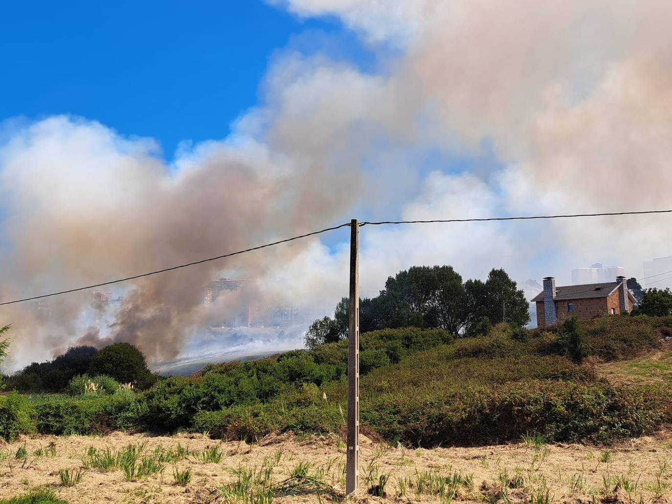 Una de las casas más cercanas al incendio