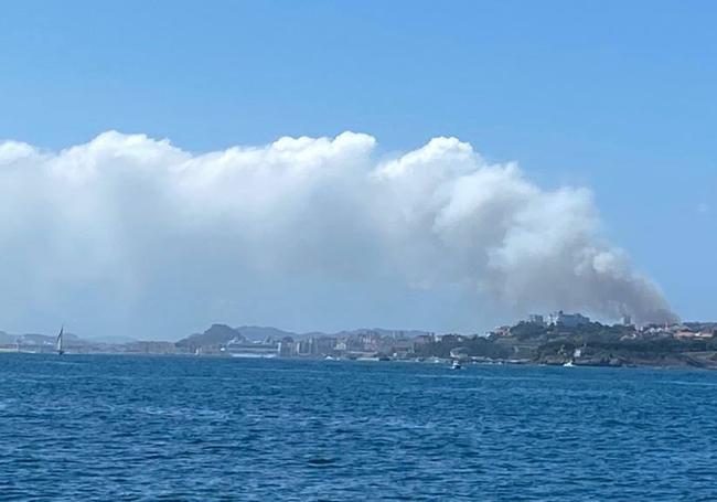 La columna de humo se veía desde toda la ciudad. Esta foto está tomada desde El Puntal.