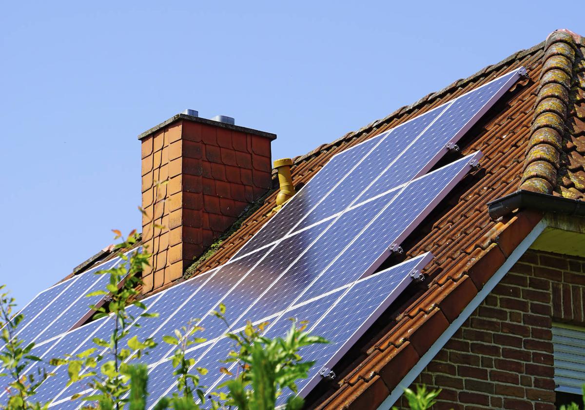 Paneles fotovoltaicos en el tejado de una vivienda.