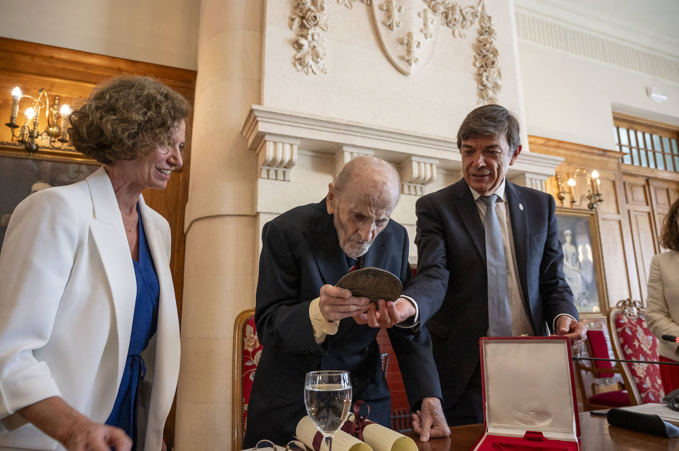 Yolanda Fernández Montes, directora de Medio ambiente, Sostenibilidad, Innovación y Cambio Climático en EDP, que patrocina el galardón, junto a Pombo y el rector de la UIMP, Carlos Andradas.