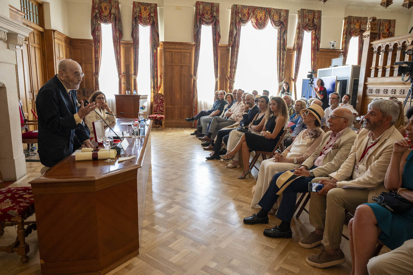 El profesor de Literatura Española Contemporánea en la Universidad Autónoma de Barcelona Fernando Valls ha sido el encargado de la 'laudatio' sobre la vida y obra de Álvaro Pombo