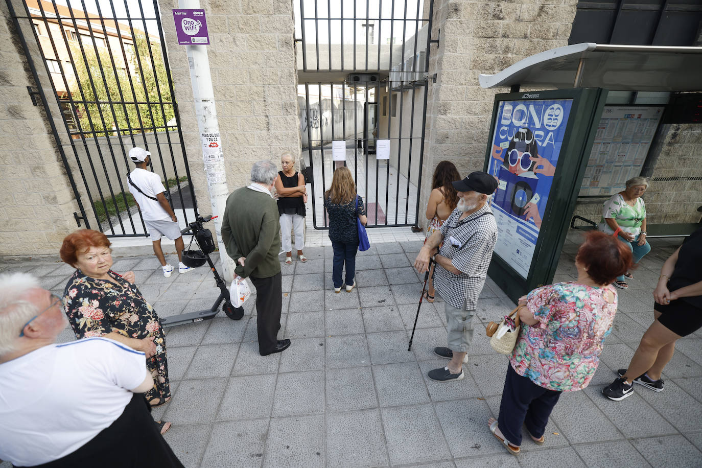 Pacientes citados frente a la zona de extracciones.