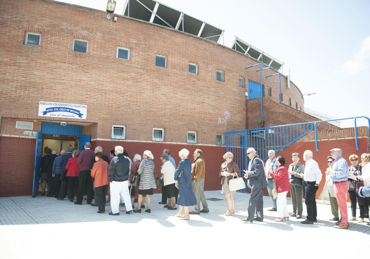 Público accediendo al polideportivo de Bezana.