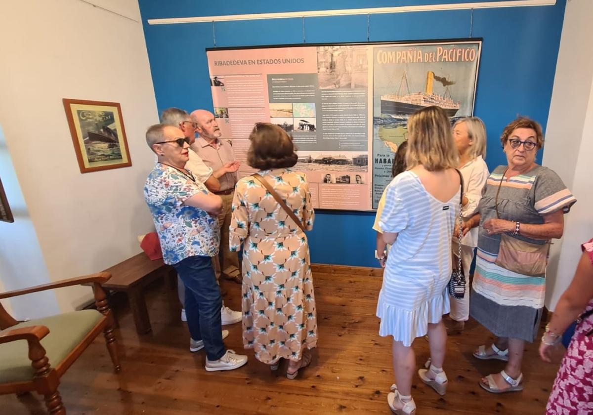 Varios asistentes, ayer, en el Centro Cultural Municipal Casa de Piedra, en Colombres, observan la exposición.