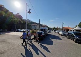 Tres personas pasean por la calle Comillas, donde se ubicará el nuevo espacio.