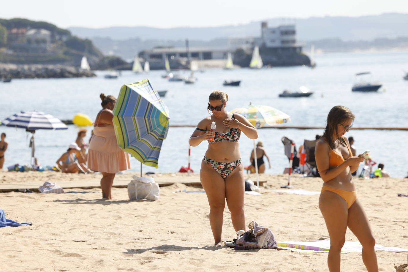 Sombrillas, crema de sol y mucha gente en las playas de Santander.