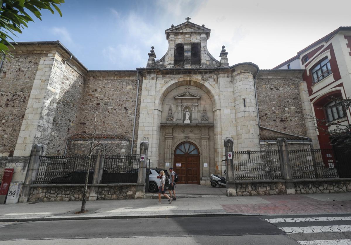 Dos turistas, esta semana, pasan por delante de la fachada de la Iglesia de la Consolación, en la calle Alta, que cumple 250 años.