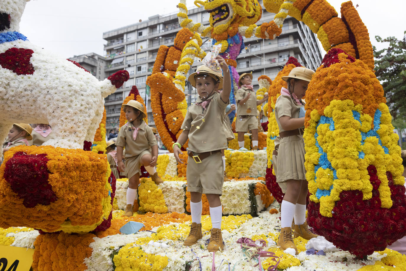 Los más pequeños disfrutaron del desfile enfundados en su traje de explorador en la carroza `Huída´