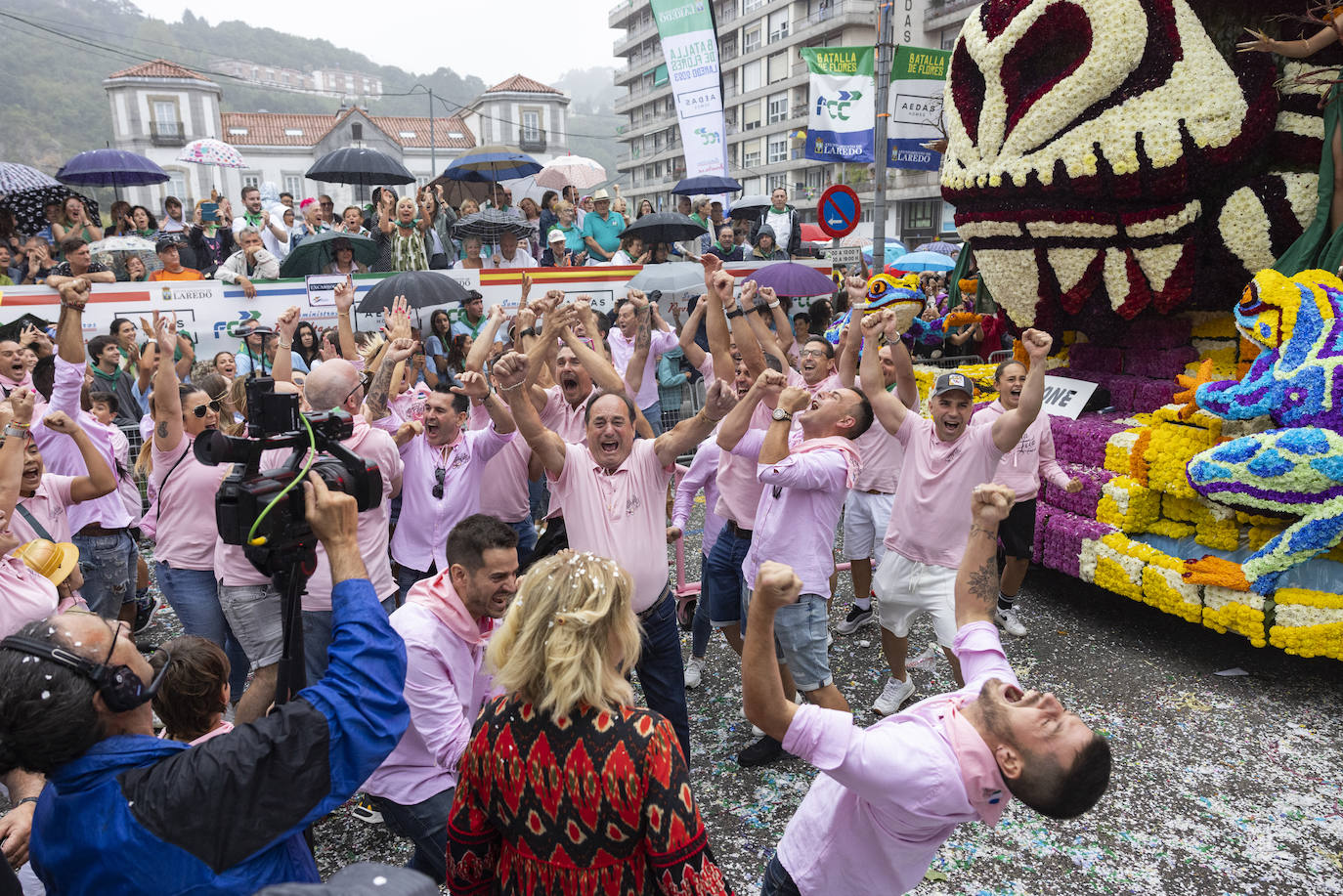 Los integrantes de Mi Vida Loca celebrando con emoción su anhelada victoria