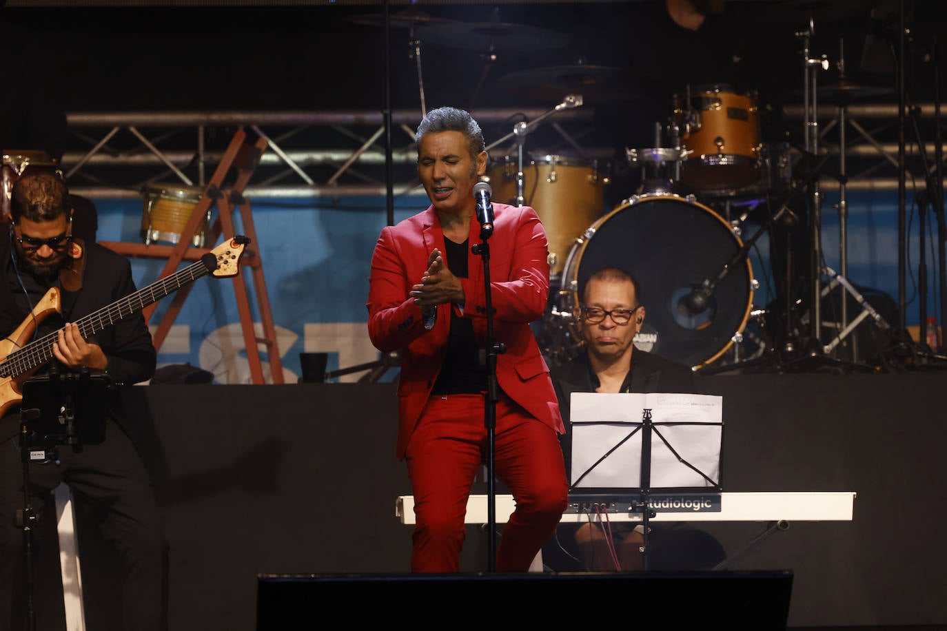 Pitingo toca las palmas en una de las canciones con las que brilló en el aparcamiento de los Campos de Sport de EL Sardinero.