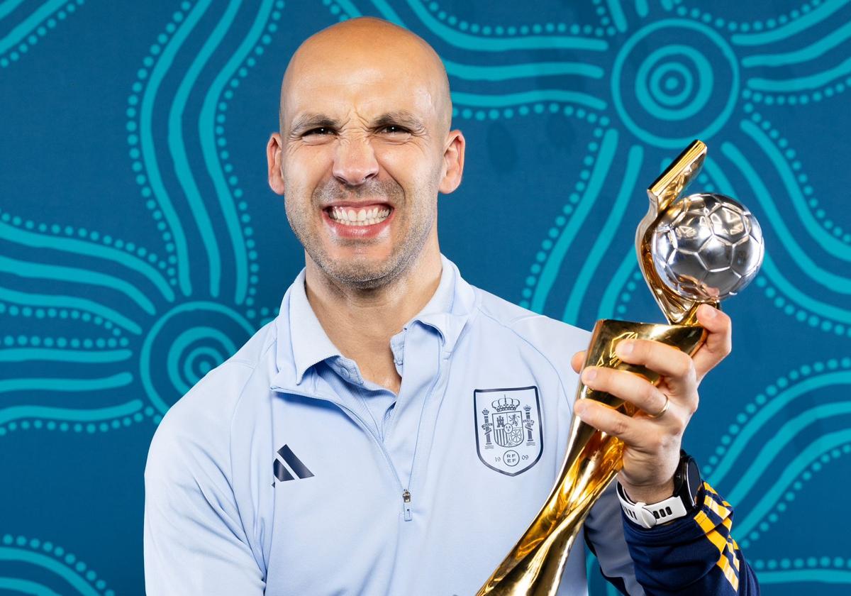 El cántabro Gonzalo Garea posa con la Copa del Mundo conquistada por la Selección Femenina.