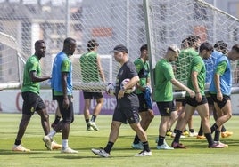 José Alberto, en el centro, durante un entrenamiento con el Racing en La Albericia