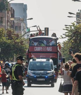 Imagen secundaria 2 - 1. Santander también se volcó con la Selección Femenina durante la final del Mundial. | 2. Todo el staff de la Selección Española celebra la conquista del Mundial. | 3. Las campeonas celebran en Madrid su victoria.