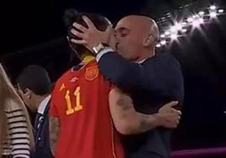 La secuencia del beso, según Rubiales: «¿Un piquito no? Y ella me dijo, 'vale'»