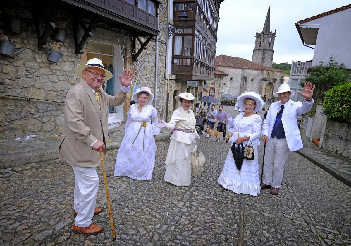 Componentes de la Asociación de Recreación Histórica ataviados de época