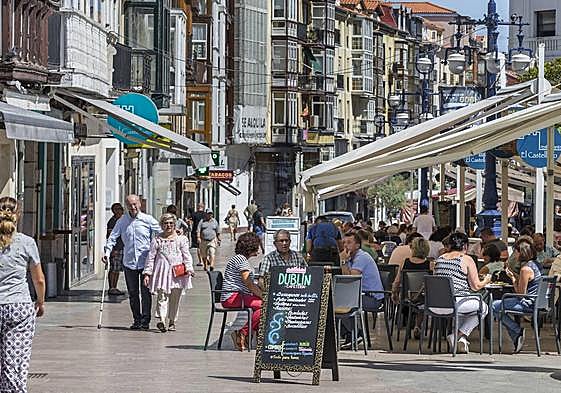 Imagen de la calle Burgos con terrazas a un lado de la acera.