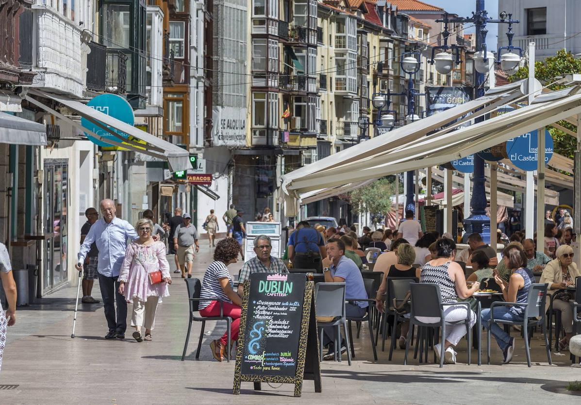 Imagen de la calle Burgos con terrazas a un lado de la acera.