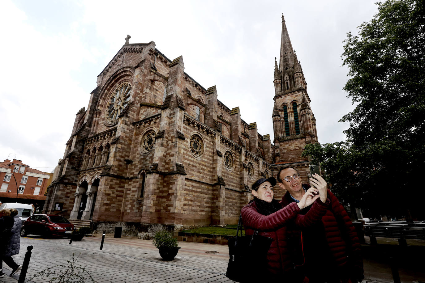 Una pareja de turistas franceses se hace un selfi junto a la iglesia de La Asunción.