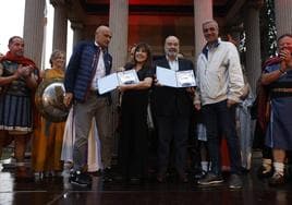 Loles León y Antonio Resines muestran el premio escoltados por el alcalde, Julio Arranz, y Gustavo Cubero, director general de Turismo