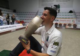 Víctor González con el trofeo.