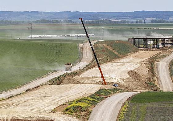 Obras de la línea de Alta Velocidad en el tramo entre Amusco y Osorno.