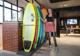 Audrey Pascual, en Somo, junto a unas tablas de surf.