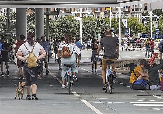 Carril bici bajo el Centro Botín, en el Paseo Marítimo de Santander.