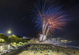 Imagen de archivo de los fuegos artificiales por las Fiestas de Santiago en la Segunda playa de El Sardinero.