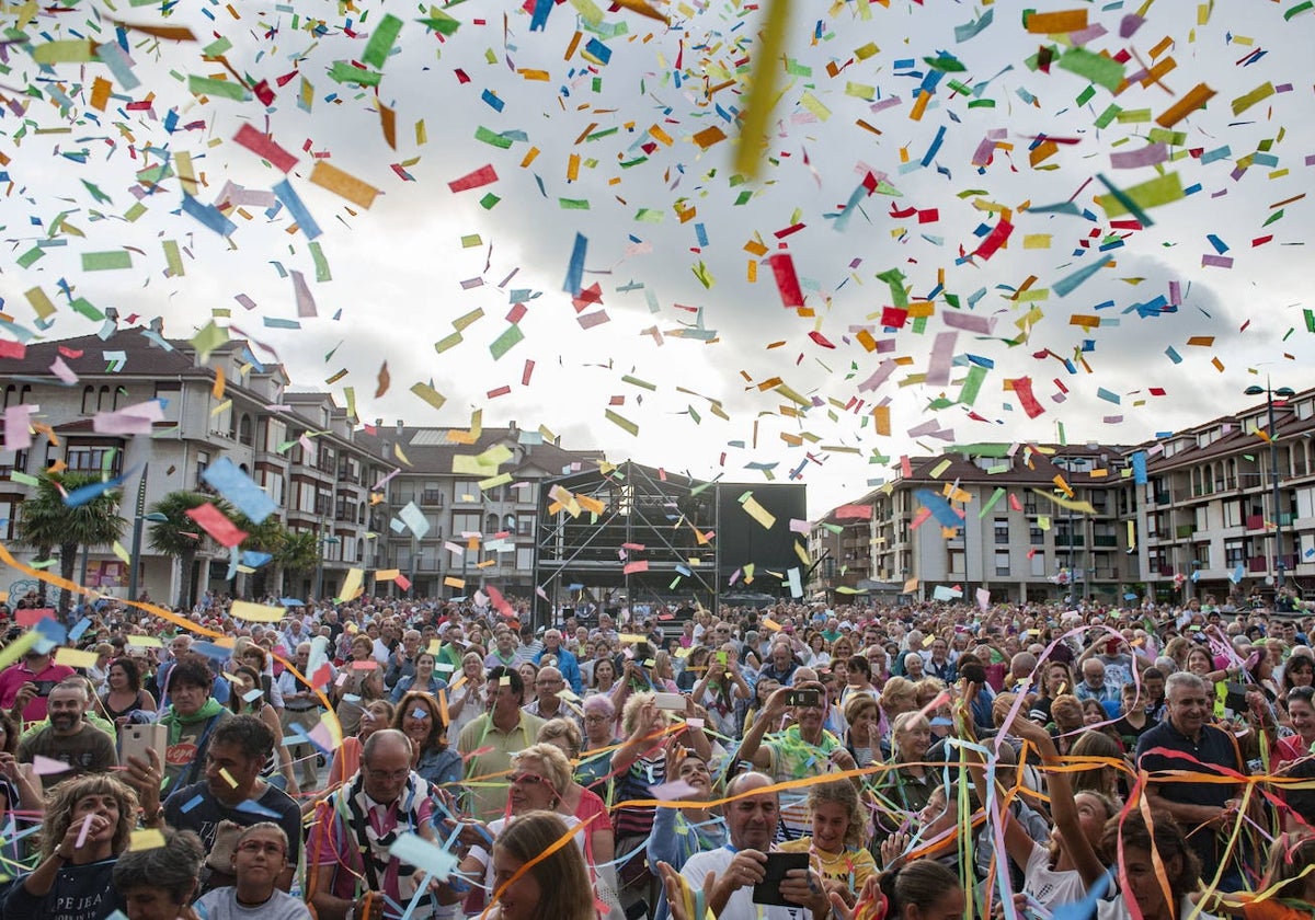 Público disfrutando del pregón en una edición pasada de las fiestas de Noja.