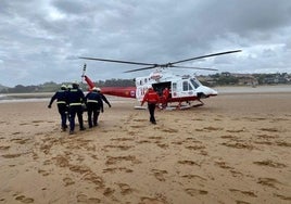 Intervención del helicóptero del 112 en una playa cántabra.