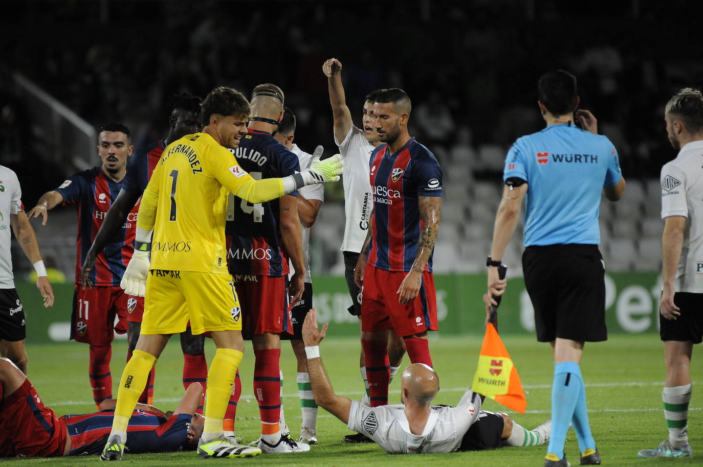 Ekain, tendido en el suelo ante el portero del Huesca Andrés Fernández. 