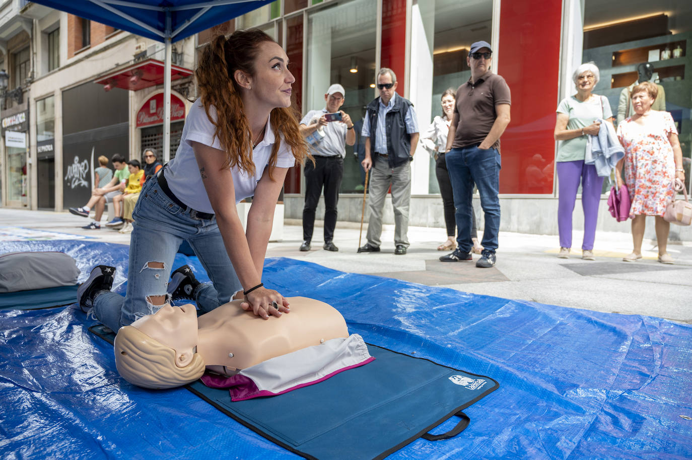 El taller de RCP enseña a ayudar a adultos y a bebés.