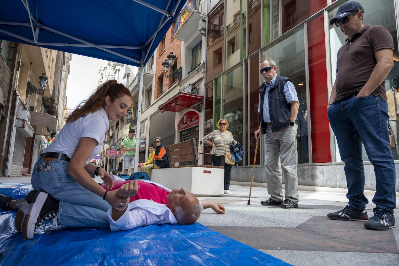 Dos enfermeras en una demostración de cómo actuar ante un caso de parada cardio respiratoria