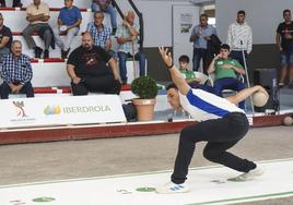 Fran Rucandio, al tiro durante la primera jornada del Campeonato de España en la bolera Santiago Galas, en Ontoria.