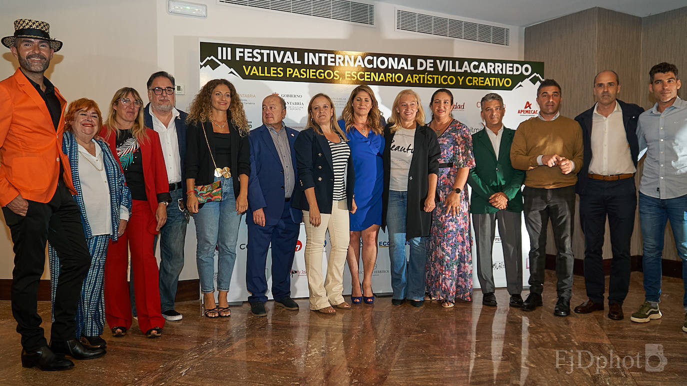 Foto de familia de autoridades asistentes al II Festival Internacional de Villacarriedo: José Luis Callejo, Rosa Pereda, Eugenia Gómez De Diego, Miguel Rincón, Ainoa Quiñones, Ángel Sainz, Isabel Urrutia, Conchi Revuelta, María José González Revuelta, Yolanda Cobo, Cándido Cobo, Víctor Concha, Juan José Alonso y Jesús Toyos.