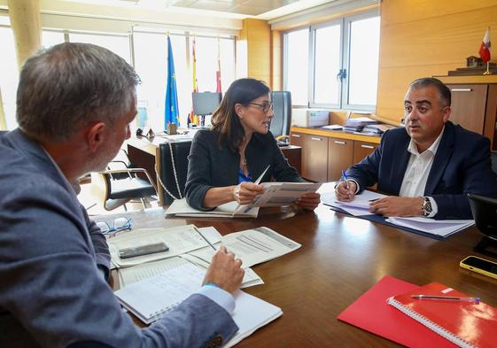 Un momento de la reunión entre Igual, Díaz y el consejero de Fomento