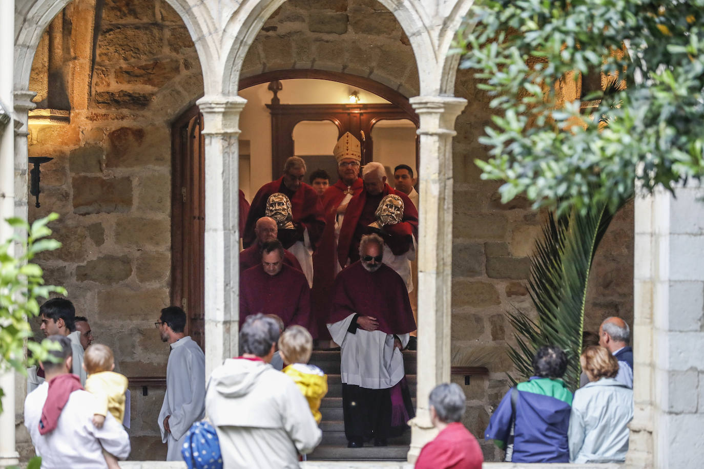 Las reliquias de San Emeterio y San Celedonio salen en procesión