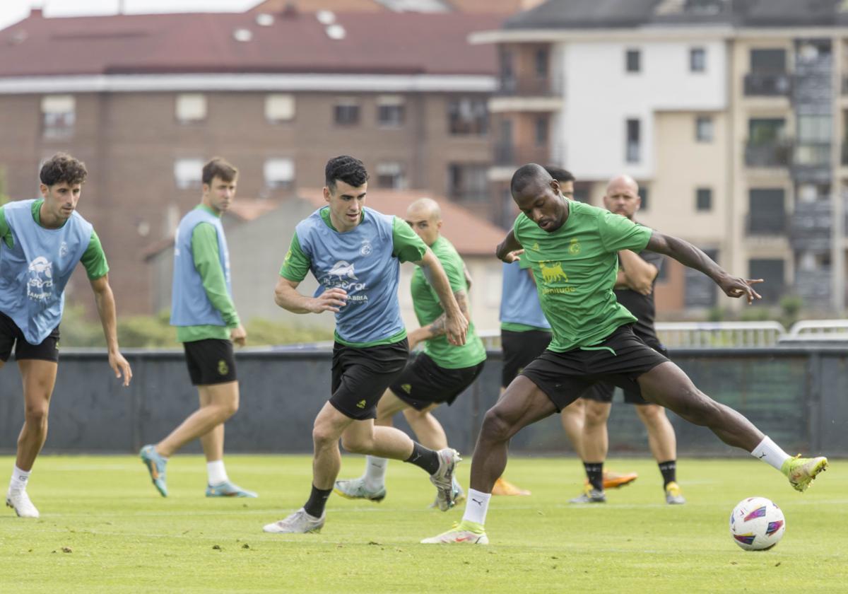 Cedric controla el balón en La Albericia en un entrenamiento de esta temporada.