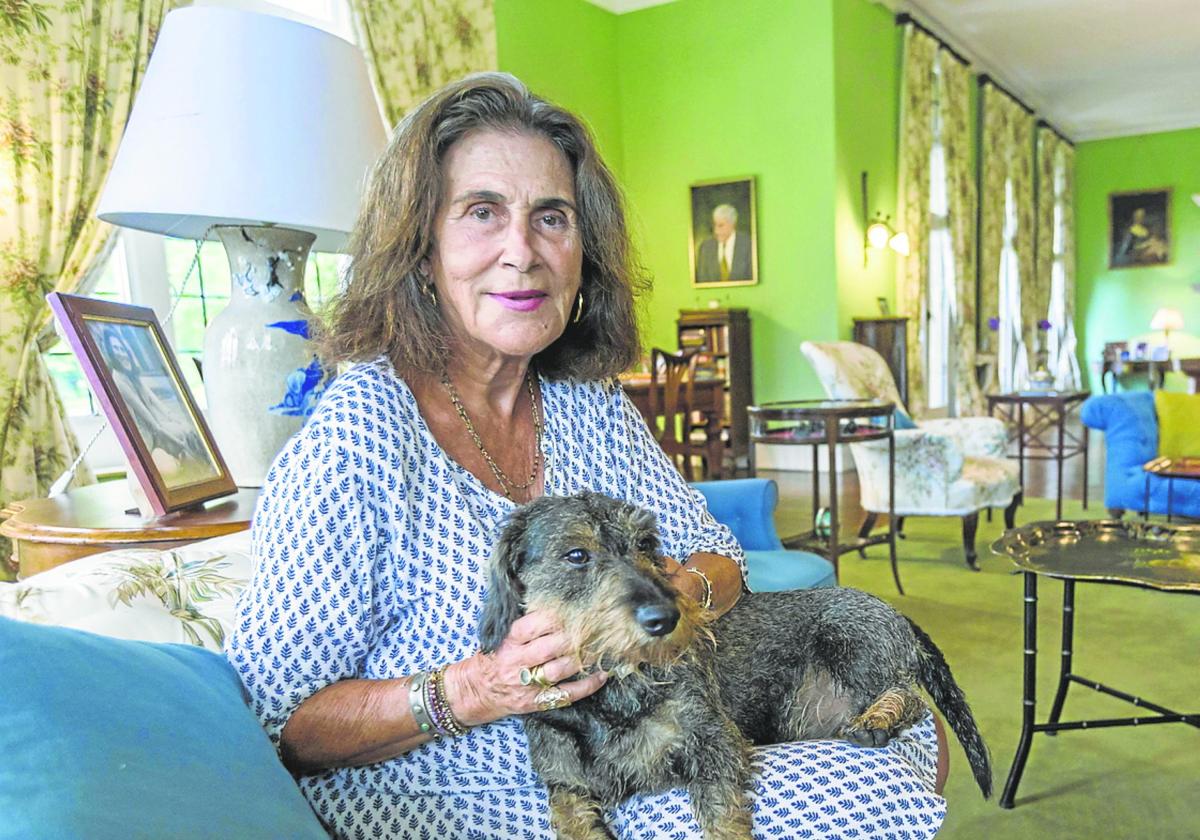 La duquesa posa en su casa con Benito, su inseparable mascota.