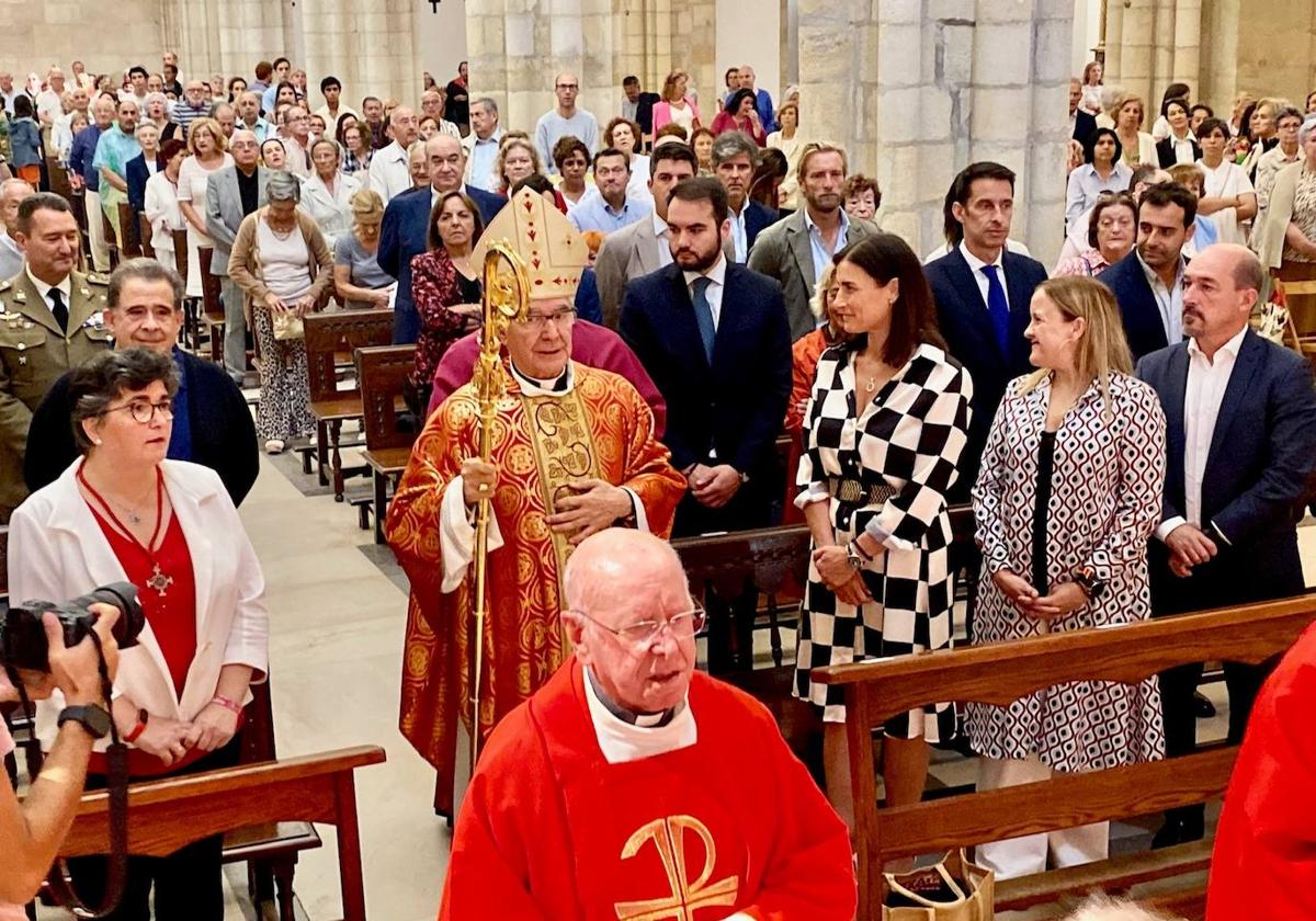 El obispo Manuel Sánchez Monge, presidió la misa este mediodía en la Catedral de Santander.