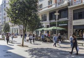 Cantabria se ha llenado de turistas y los comerciantes han aprovechado el tirón. En la imagen, la calle Juan de Herrera de Santander.