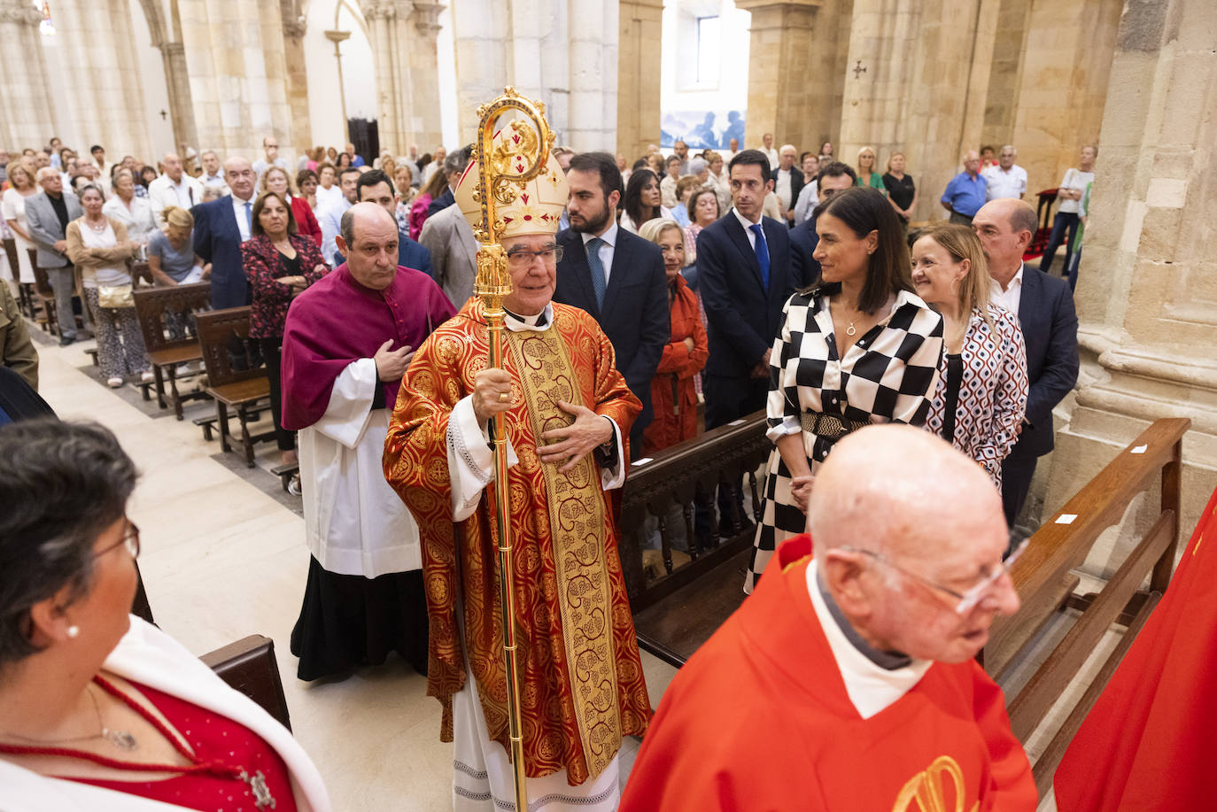 La misa en honor a los Santos Mártires ha sido oficiada en la Catedral de Santander por el obispo, Manuel Sánchez Monge. 